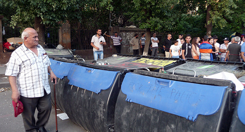 Barricade of the garbage cans. Baku, June 1, 2015. Photo by Armine Martirosyan for the "Caucasian Knot"