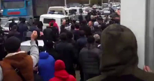 The mosque located in Hungarian Warriors Street in Makhachkala is cordoned off by the law enforcers who try to detain the mosque-goers. Screenshot of a video by the "Caucasian Knot",  www.youtube.com
