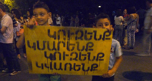 Banner saying: ‘If we want – we’ll turn off, if we want – we’ll turn on’. Photo by Armine Martirosyan for the ‘Caucasian Knot’. Banner saying: ‘If we want – we’ll turn off, if we want – we’ll turn on’. Photo by Armine Martirosyan for the ‘Caucasian Knot’.
