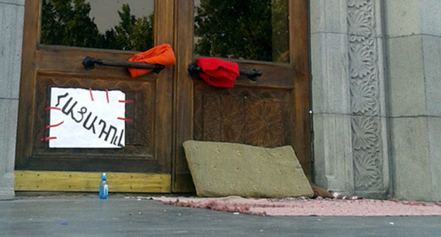 Sign ‘Hunger-strike’ on the banner, Yerevan, July 7, 2015. Photo by Armine Martirosyan for the ‘Caucasian Knot’. Sign ‘Hunger-strike’ on the banner, Yerevan, July 7, 2015. Photo by Armine Martirosyan for the ‘Caucasian Knot’.