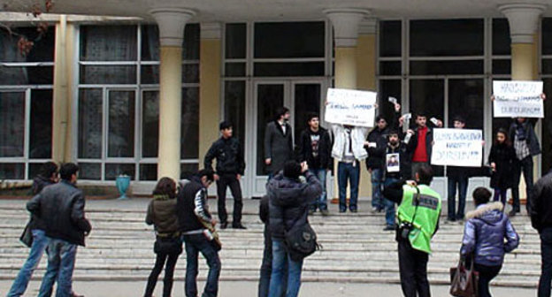 Baku, protest action of young people in support of Elmin Badalov, a student of Azerbaijani State Oil Academy (ASOA). February 19, 2010. Photo by the "Caucasian Knot" Baku, protest action of young people in support of Elmin Badalov, a student of Azerbaijani State Oil Academy (ASOA). February 19, 2010. Photo by the "Caucasian Knot"