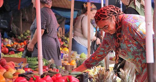 The central market “Berkat” in Grozny on the eve of of Eid ul-Fitr (Uraza-Bayram) celebration. July 16, 2015. Photo by Magomed Magomedov for the "Caucasian Knot"