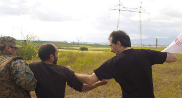 The detention of the members of the NGO "Free Zone" on Georgian-South-Ossetian border. July 17, 2015. Photo by Beslan Kmuzov for the "Caucasian Knot"