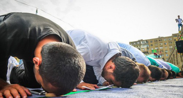 Believers at the prayer. Photo by Aziz Karimov for the "Caucasian Knot"