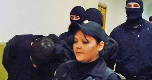Police officer escorts Zaur Dadaev along the Basmanny Court hallway, Moscow, March 8, 2015. Photo by Yulia Buslavskaya for the ‘Caucasian Knot’.