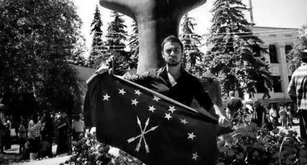 Nartan Kylych holding the Circassian flag in front of a monument to victims of the Caucasian War in Nalchik. Photo: Aslan Schakue, Fatima Tlisova and Olga Efendieva-Begret, https://www.facebook.com/photo.php?fbid=10153411014089002&set=a.10150641558564002.436428.531449001&type=1&fref=nf&pnref=story Nartan Kylych holding the Circassian flag in front of a monument to victims of the Caucasian War in Nalchik. Photo: Aslan Schakue, Fatima Tlisova and Olga Efendieva-Begret, https://www.facebook.com/photo.php?fbid=10153411014089002&set=a.10150641558564002.436428.531449001&type=1&fref=nf&pnref=story