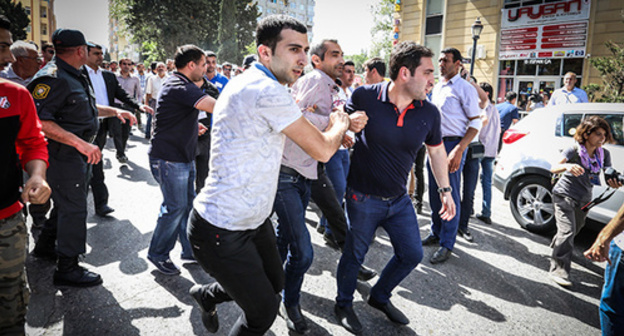 The detention of the activist at the rally under slogun "Let's save ourselves!". Baku, May 30. 2015. Photo by Aziz Karimov for the "Caucasian Knot"