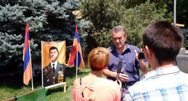 Gagik Sarukhanyan gives an interview in Freedom Square. Photo by Grigory Shvedov for the "Caucasian Knot"