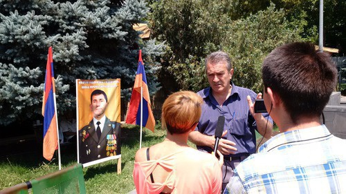 Gagik Sarukhanyan gives an interview in Freedom Square. Photo by Grigory Shvedov for the "Caucasian Knot"