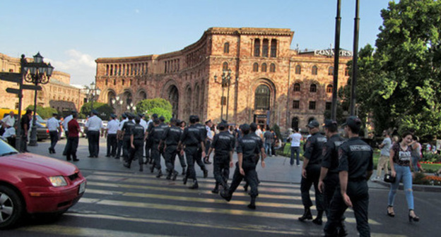 Law enforcers in Republic Square. Yerevan, July 29, 2015. Photo by Armine Martirosyan for the "Caucasian Knot"