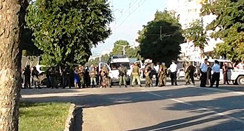 Cordoning off in the street of Nalchik. Photo: http://nac.gov.ru/nakmessage/2015/07/25/v-khode-kto-v-nalchike-presechena-deyatelnost-shesterykh-banditov-prichastnykh.html