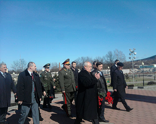 Taimuraz Mamsurov (with flowers, in a coat) and Alexander Khloponin (on his left), Plenipotentiary of the new North-Caucasian Federal District (NCFD). February 23, 2010. Photo by the "Caucasian Knot" Taimuraz Mamsurov (with flowers, in a coat) and Alexander Khloponin (on his left), Plenipotentiary of the new North-Caucasian Federal District (NCFD). February 23, 2010. Photo by the "Caucasian Knot"