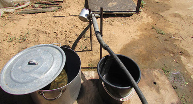 Drinking water in buckets. Photo by Vyacheslav Yaschenko for the ‘Caucasian Knot’. Drinking water in buckets. Photo by Vyacheslav Yaschenko for the ‘Caucasian Knot’.
