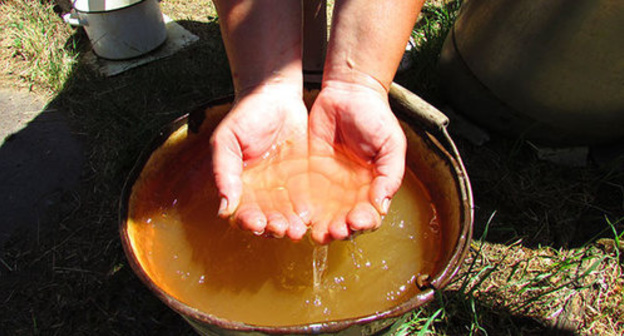 Water in the palms. Photo by Vyacheslav Yaschenko for the ‘Caucasian Knot’. Water in the palms. Photo by Vyacheslav Yaschenko for the ‘Caucasian Knot’.