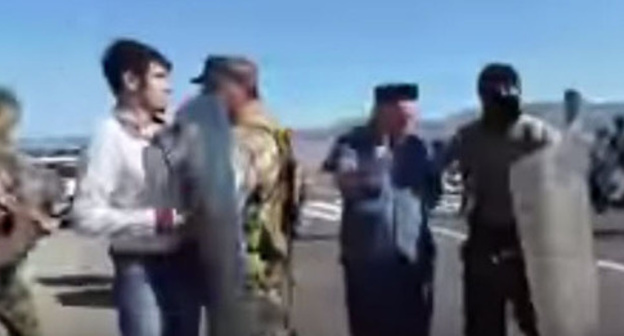 Policemen disperse residents of Korkmaskala village who blocked the highway in Dagestan, August 11, 2015. Screenshot from the video posted by the user Video of Dagestan, http://www.youtube.com/watch?v=2sbsXSLH4Ik 