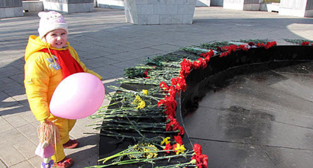 In the morning on February 23 at Eternal Flame in the Karl Marx Square in Rostov-on-Don. Photo by the "Caucasian Knot" In the morning on February 23 at Eternal Flame in the Karl Marx Square in Rostov-on-Don. Photo by the "Caucasian Knot"