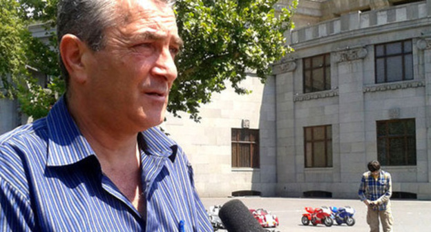 Gagik Sarukhanyan, organizer of the picket in support of Volodya Avetisyan, Yerevan, July 28, 2015. Photo by Armine Martirosyan for the ‘Caucasian Knot’. 