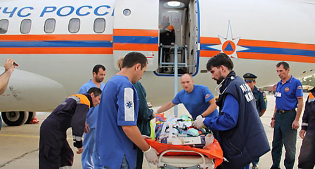 Wounded taken to the Ministry of Emergency plane. Photo: http://www.05.mchs.gov.ru/pressroom/news/item/3018899/