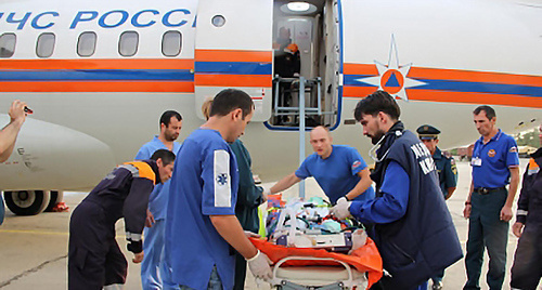 Wounded taken to the Ministry of Emergency plane. Photo: http://www.05.mchs.gov.ru/pressroom/news/item/3018899/