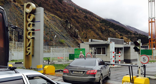 The checkpoint "Verkhni Lars". Photo by Akhmed Aldebirov for the "Caucasian Knot"