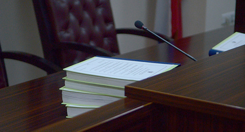 The evidence on the judges' table in the courtroom. Photo by Oleg Pchyolov for the "Caucasian Knot" The evidence on the judges' table in the courtroom. Photo by Oleg Pchyolov for the "Caucasian Knot"