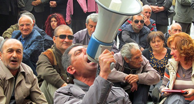 The participants of the "Nairit" workers sitting strike. Yerevan, May 14, 2015. Photo by Tigran Petrosyan for the "Caucasian Knot" The participants of the "Nairit" workers sitting strike. Yerevan, May 14, 2015. Photo by Tigran Petrosyan for the "Caucasian Knot"