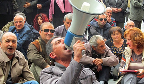 The participants of the "Nairit" workers sitting strike. Yerevan, May 14, 2015. Photo by Tigran Petrosyan for the "Caucasian Knot" The participants of the "Nairit" workers sitting strike. Yerevan, May 14, 2015. Photo by Tigran Petrosyan for the "Caucasian Knot"