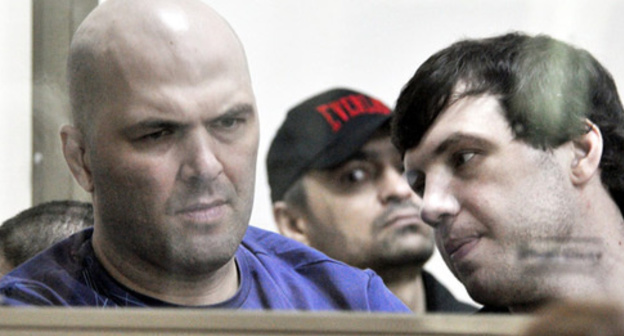 Akhmedov brothers, Abdulmazhid (to the left) and Shamsutdin, on the bar behind the bulletproof glass. The defendant Murad Aliev is in the background. Photo by Oleg Pchyolov for the "Caucasian Knot" Akhmedov brothers, Abdulmazhid (to the left) and Shamsutdin, on the bar behind the bulletproof glass. The defendant Murad Aliev is in the background. Photo by Oleg Pchyolov for the "Caucasian Knot"