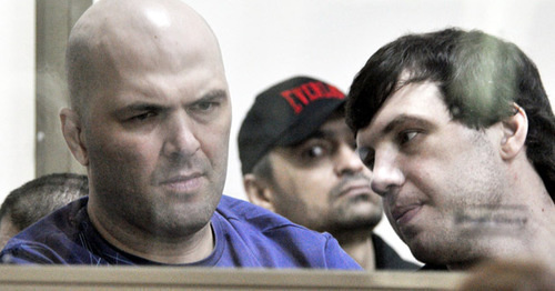 Akhmedov brothers, Abdulmazhid (to the left) and Shamsutdin, on the bar behind the bulletproof glass. The defendant Murad Aliev is in the background. Photo by Oleg Pchyolov for the "Caucasian Knot" Akhmedov brothers, Abdulmazhid (to the left) and Shamsutdin, on the bar behind the bulletproof glass. The defendant Murad Aliev is in the background. Photo by Oleg Pchyolov for the "Caucasian Knot"