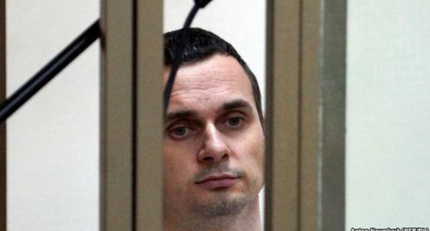 Oleg Sentsov in the courtroom on August 19. Photo by Anton Naumlyuk, http://www.svoboda.org/content/article/27197511.html Oleg Sentsov in the courtroom on August 19. Photo by Anton Naumlyuk, http://www.svoboda.org/content/article/27197511.html