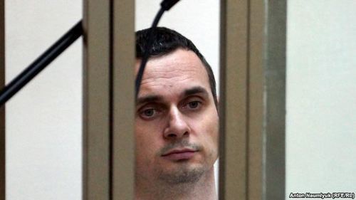 Oleg Sentsov in the courtroom on August 19. Photo by Anton Naumlyuk, http://www.svoboda.org/content/article/27197511.html Oleg Sentsov in the courtroom on August 19. Photo by Anton Naumlyuk, http://www.svoboda.org/content/article/27197511.html
