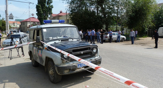 Dagestani police car at the crime spot. Photo: https://www.public.riadagestan.ru/news/investigation_and_courts/vyemka_dokumentov_v_dagestanskikh_ognyakh_svyazana_s_rassledovaniem_dela_o_krupnom_moshennichestve/ Dagestani police car at the crime spot. Photo: https://www.public.riadagestan.ru/news/investigation_and_courts/vyemka_dokumentov_v_dagestanskikh_ognyakh_svyazana_s_rassledovaniem_dela_o_krupnom_moshennichestve/