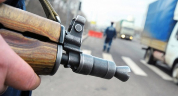 Gunpoint. Photo: http://rukavkaz.ru/LoadedImages/2015/08/17/ubit_sotrudnik_politsii_w600_h450.jpg