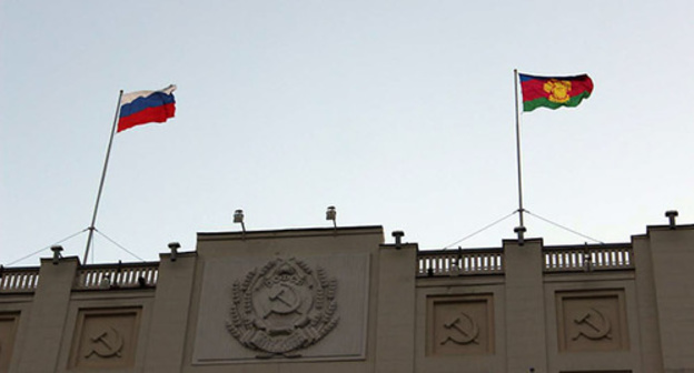 Flags of the Russian Federation and of Krasnodar Territory on the building of the Krasnodar Territory administration. Photo by Magomed Magomedov for the "Caucasian Knot"