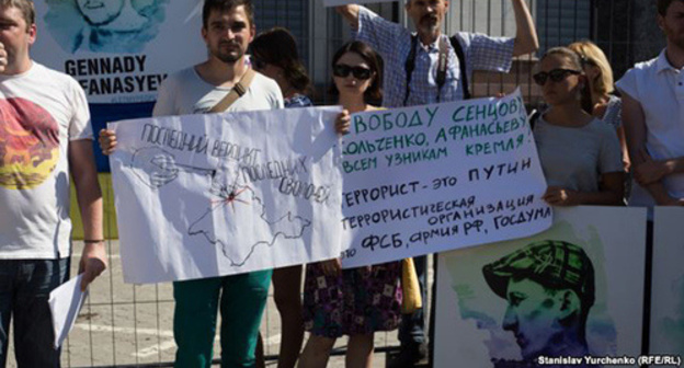 Picket in support of Oleg Sentsov and Alexander Kolchenko (Kiev, August 25, 2015). Photo: Stanislav Yurchenko, http://www.svoboda.org/content/article/27208250.html