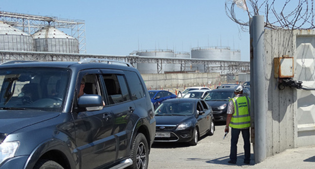 Entry to the mooring line of Kerch port. Photo by Nina Tumanova for the "Caucasian Knot"