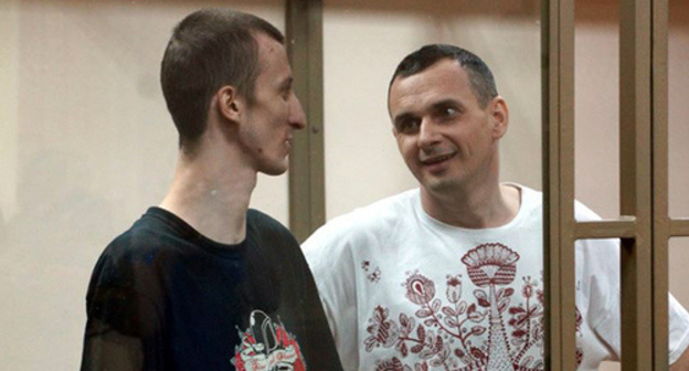 Oleg Sentsov (to the right) and Alexander Kolchenko in the courtroom. Photo by Anton Naumlyuk, http://www.svoboda.org/media/photogallery/27209166.html