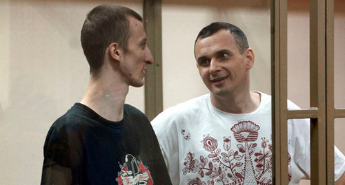 Oleg Sentsov (to the right) and Alexander Kolchenko in the courtroom. Photo by Anton Naumlyuk, http://www.svoboda.org/media/photogallery/27209166.html