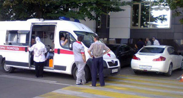 Ambulance car helps one of the hunger-strikers Fyodor Shabanov in front of the Prosecutor's Office of the Krasnodar Territory. Photo by Svetlana Kravchenko