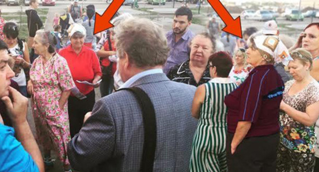 Collage of the meeting of Sergey Obukhov, an MP of the Russian State Duma from the Communist Party of the Russian Federation (CPRF), with residents of Krasnodar. Photo:  https://meduza.io/shapito/2015/08/27/kommunist-pririsoval-lyudey-k-fotootchetu-o-vstreche-s-izbiratelyami?row=2&amp;column=3-3