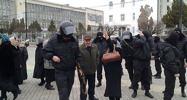 Law enforcers of Dagestan busy dispersing a rally held by relatives of the suspects accused of murdering Adilgerei Magomedtagirov, head of local MIA. Makhachkala, March 2, 2010. Photo by the "Caucasian Knot" Law enforcers of Dagestan busy dispersing a rally held by relatives of the suspects accused of murdering Adilgerei Magomedtagirov, head of local MIA. Makhachkala, March 2, 2010. Photo by the "Caucasian Knot"