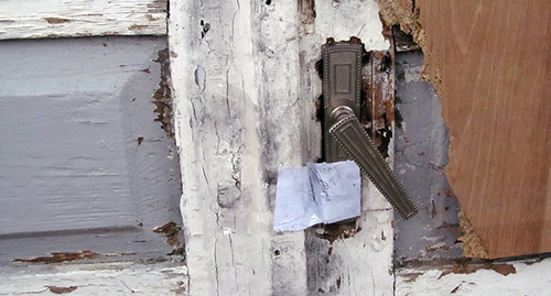 Door of the house belonged to massacred Avetisyan family, Gyumri, January 2015. Photo by Tigran Petrosyan for the ‘Caucasian Knot’. 