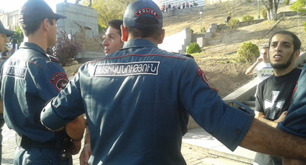 Police cordon during protest action on September 1, 2015. Photo by Armine Martirosyan for the ‘Caucasian Knot’. 