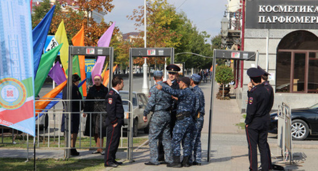 Law enforcers, Grozny. Photo by Magomed Magomedov for the ‘Caucasian Knot’. 