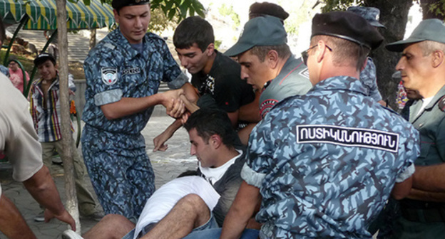 Policemen take protesters away, September 1, 2015. Photo by Armine Martirosyan for the ‘Caucasian Knot’. 