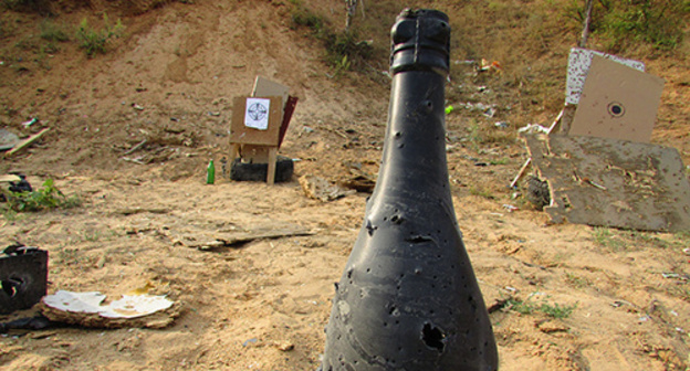 Shooting targets at the bottom of the sand quarry near Gumrak settlement of Volgograd. Photo by Vyacheslav Yaschenko for the ‘Caucasian Knot’. 