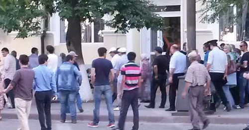 Policemen accompany protesters squeezing them from the square, Makhachkala, September 4, 2015. Photo by the ‘Caucasian Knot’ correspondent. Policemen accompany protesters squeezing them from the square, Makhachkala, September 4, 2015. Photo by the ‘Caucasian Knot’ correspondent.