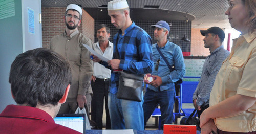 Piligrims at the airport before leaving for Hajj in Saudi Arabia, Makhachkala, September 3, 2015. Photo by Leila Tagirova for the ‘Caucasian Knot’. 