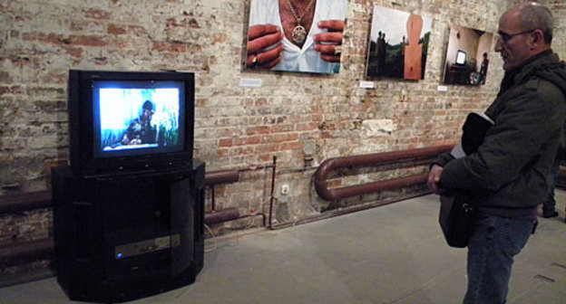 Opening of the "Rooted away" - a photographic exhibition of Yuri Ivaschenko's works. Video presentation of the photofraphs. Moscow, The Andrei Sakharov Museum and Public Center, March 1, 2010. Photo by the "Caucasian Knot"