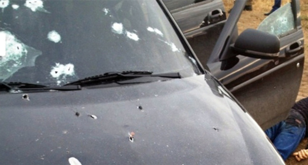 Traces of shelling on a windscreen of a car. Photo: http://nac.gov.ru/nakmessage/2015/08/26/v-dagestane-neitralizovany-glavar-i-dva-bandita-iz-tn-makhachkalinskoi-bandy.html